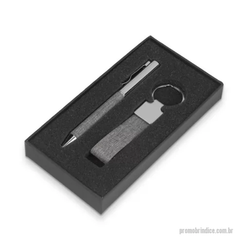 Kit escritório personalizado - Kit Escritório de metal com detalhes em PET Reciclado, contendo:  1 Chaveiro em metal; 1 Caneta Metálica.   Acompanha caixa com berço aveludado.