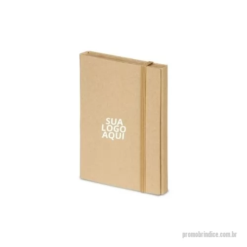 Kit escritório personalizado - Kit para Escritório Personalizado. Kit para escritório em cartão, perfeito para brindes corporativos. Inclui um caderno com 80 folhas pautadas em papel reciclado, seis blocos adesivados com 25 folhas cada, uma régua de 12 cm, uma esferográfica em papel kraft com escrita na cor azul e um suporte para cartões de visita. Com dimensões de 110 x 153 mm, este kit é um brinde ideal para empresas que buscam oferecer itens práticos e sustentáveis