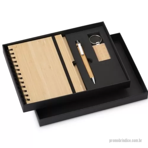 Kit escritório personalizado -  Kit executivo ecológico 3 peças em estojo de papelão. Contém: chaveiro de bambu com detalhe em metal, caderneta em bambu, capa dura, com aproximadamente 65 folhas brancas pautadas, caneta de bambu com clipe metálico, elástico para lacre e suporte para caneta em nylon.