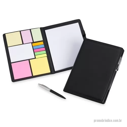 Kit escritório personalizado - : Kit para anotações em couro sintético com autoadesivos e caneta plástica. Contém seis blocos com aproximadamente 50 folhas, conjunto de cinco marcadores plásticos autoadesivos com aproximadamente 26 folhas, bloco A5 com aproximadamente 50 folhas e caneta esferográfica com carga azul e acionamento por clique. 22,8 cm X  16,6 cm X   1,7 cm