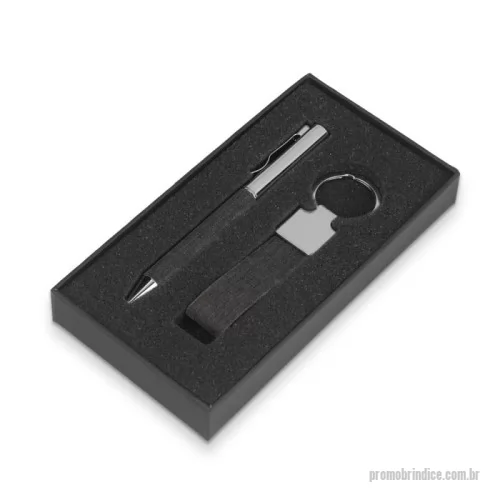 Kit escritório personalizado - Este kit combina elegância e responsabilidade ambiental, perfeito para quem valoriza sustentabilidade no dia a dia. A caneta e o chaveiro metálicos possuem acabamento em rPET, material reciclado de garrafas plásticas que contribui para a redução de resíduos e a preservação do meio ambiente. Ambos vêm em um estojo com espuma, que mantém cada item seguro e organizado. Com visual moderno e sustentável, este kit é ideal para uso próprio ou para presentear com consciência ecológica e estilo, incentivando escolhas mais responsáveis e práticas.