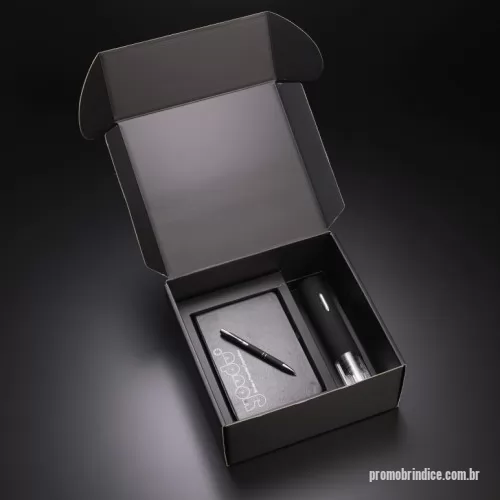 Kit escritório personalizado - Kit VIP executivo com caderno de anotações A5 com elástico, caneta esferográfica em alumínio e saca rolhas elétrico em ABS.