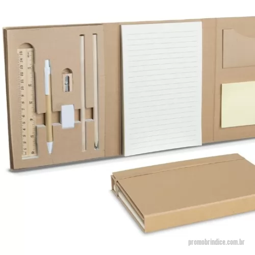 Kit escritório personalizado - Kit escritório, contendo:  1 Bloco de anotações com 40 folhas pautadas bege; 5 Sticky notes colorido com 25 folhas cada; 1 Bloco de anotações adesivo 7,5cm x 7,5cm amarelo com 25 folhas; 1 Porta Cartão; 1 Régua de 15cm de bambu; 1 Apontador para lápis de bambu; 1 Borracha; 1 Caneta de papelão com detalhes em plástico; 2 Lápis de bambu.