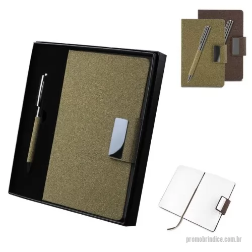 Kit escritório personalizado - 	Kit de Escritório composto por caderno tamanho A5, com capa em PU e detalhe em fibra de chá ou café, contendo 80 folhas pautadas de 70g/m². Acompanha caneta metálica com acabamento no mesmo material de fibra, formando um conjunto elegante e sofisticado. O kit acompanha estojo de papelão na cor preta.