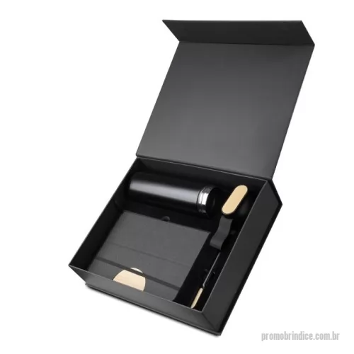 Kit escritório personalizado - Kit escritório contendo caderno A5 com capa em RPET e detalhe em bambu, possui 80 folhas pautadas em papel 70g/m², garrafa térmica (exterior 201/interior 304) com capacidade de 600ml, acabamento preto fosco, tampa em plástica PP com detalhe em bambu e alça em silicone preta, caneta esferográfica de metal com detalhe em bambu, acompanha caixa presenteável.