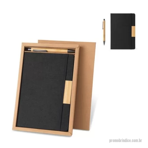 Kit escritório personalizado - Kit corporativo personalizado composto por caderno A5 de capa rígida e caneta esferográfica em bambu, apresentado em caixa presenteável de papel kraft reciclado. O caderno possui capa em poliéster 100% reciclado, 160 páginas pautadas em papel 100% reciclado na cor marfim, marca-página em fita, elástico para fechamento e detalhe em bambu. A caneta em bambu possui escrita preta. Ideal para brindes corporativos, kits de onboarding, eventos, convenções, treinamentos, ações sustentáveis e presentes para clientes e colaboradores. Um brinde elegante, útil e com forte apelo ecológico, que pode ser personalizado com logotipo ou identidade visual da empresa. Caderno: 14,6 x 21 cm. Caneta: 14,2 cm. Caixa: 16,5 x 24,5 x 1,8 cm.