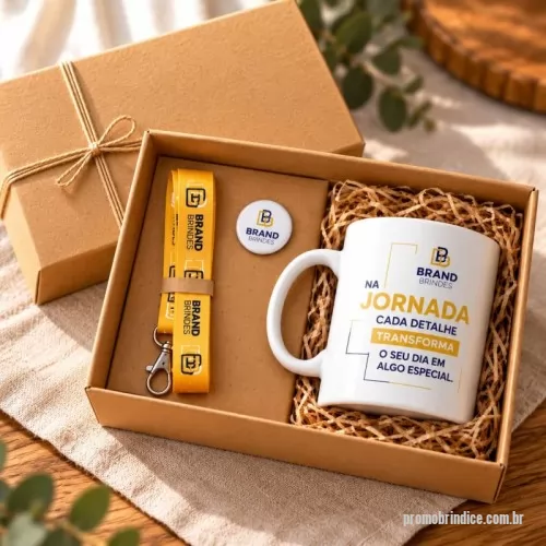 Kit escritório personalizado - O kit contém: 1 cordão 15mm acabamento mosquetão – 85×15 1 caneca personalizada 1 caixa com tampa e berço 1 botton 35mm Palha de papelão