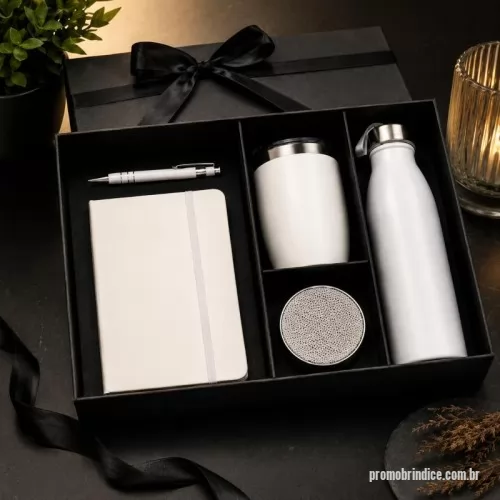 Kit escritório personalizado - O KIT CONTÉM: 1 CAIXA CARTONADA 39,5X25,5X9 + FITA CETIM 1 CANETA METÁLICA 1 CADERNETA EMBORRACHADA 18x13CM 1 COPO INOX PAREDE DUPLA 320ML 1 GARRAFA INOX 750ML 1 CAIXA DE SOM