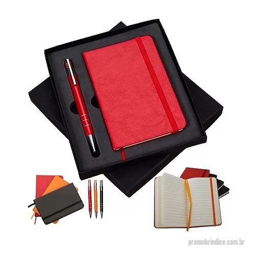 Kit escritório personalizado - Conjunto caneta e caderneta tipo moleskine, embalagem de papelão revestido com espuma internamente. Caneta semi-metal colorida com detalhes prata, possui 3 anéis superiores e inferiores, clip de metal e aciona por clique. Caderneta couro sintético co