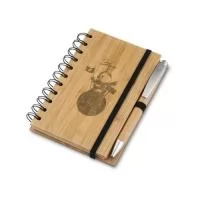 Kit Escritório é composto por um Caderno de Anotações com 60 folhas pautadas e cor bege, perfeito para anotar ideias, tomar notas e organizar informações importantes. Com sua capa resistente e páginas de alta qualidade, este caderno é ideal para uso diário. Além disso, inclui uma Caneta Esferográfica de Bambu, que é não só elegante, mas também é ecologicamente correta, já que é feita com materiais renováveis. Com este Kit Escritório, você terá tudo o que precisa para manter-se organizado e produtivo em seu trabalho ou estudo.