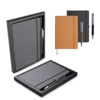 Kit caderno de anotações e caneta. O kit acompanha a caneta, e sua embalagem é apresentável. O caderno de anotações é feito de material reciclável que imita a representação do couro, em capa dura com miolo 80 folhas pautadas na cor bege. Gravação da logomarca em 1 cor já inclusa.