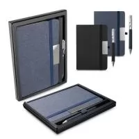 Kit caderno de anotações e caneta.  O kit acompanha caneta metálica com detalhe em RPET reciclável.  O caderno de anotações é feito de PET Reciclado, acompanha placa em metal, em capa dura com miolo 80 folhas pautadas na cor bege.  Embalagem berço presenteável.