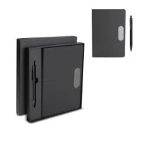 Kit escritório contendo caderno de anotações tamanho A5 com capa em PU e plaquinha metálica em aço inox, caneta em alumínio e marcador de texto. Acompanha estojo presenteável. Dimensão do produto (Estojo e Caderno): 22x19,5x3cm
