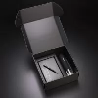 Kit VIP executivo com caderno de anotações A5 com elástico, caneta esferográfica em alumínio e saca rolhas elétrico em ABS.