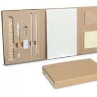 Kit escritório, contendo:  1 Bloco de anotações com 40 folhas pautadas bege; 5 Sticky notes colorido com 25 folhas cada; 1 Bloco de anotações adesivo 7,5cm x 7,5cm amarelo com 25 folhas; 1 Porta Cartão; 1 Régua de 15cm de bambu; 1 Apontador para lápis de bambu; 1 Borracha; 1 Caneta de papelão com detalhes em plástico; 2 Lápis de bambu.