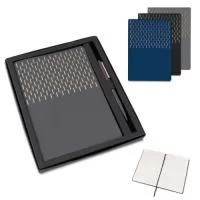 Conjunto composto por caderno com capa em PU com detalhe de gravação dourada, contendo 80 folhas pautadas em papel 70g/m², possui caneta modelo twist em alumínio reciclado na cor do caderno, com acabamento em detalhe rosê, possui estojo em papelão na cor preta.