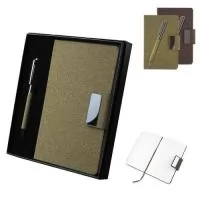 	Kit de Escritório composto por caderno tamanho A5, com capa em PU e detalhe em fibra de chá ou café, contendo 80 folhas pautadas de 70g/m². Acompanha caneta metálica com acabamento no mesmo material de fibra, formando um conjunto elegante e sofisticado. O kit acompanha estojo de papelão na cor preta.