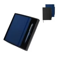 Kit escritório contendo, caderno A5 com elástico , capa dura em PU com gravação em baixo-relevo em linhas, 80 folhas internas em papel offset 70g/m², Acompanha caixa presenteável.