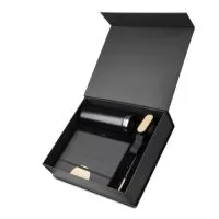Kit escritório contendo caderno A5 com capa em RPET e detalhe em bambu, possui 80 folhas pautadas em papel 70g/m², garrafa térmica (exterior 201/interior 304) com capacidade de 600ml, acabamento preto fosco, tampa em plástica PP com detalhe em bambu e alça em silicone preta, caneta esferográfica de metal com detalhe em bambu, acompanha caixa presenteável.