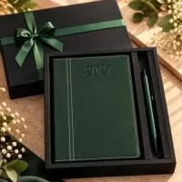 O KIT CONTÉM:  1 CAIXA COLLOR 20X24X2 CM 240 GR + FITA DE CETIM 1 AGENDA DIÁRIA 1 CANETA METAL