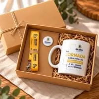 O kit contém: 1 cordão 15mm acabamento mosquetão – 85×15 1 caneca personalizada 1 caixa com tampa e berço 1 botton 35mm Palha de papelão