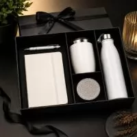 O KIT CONTÉM: 1 CAIXA CARTONADA 39,5X25,5X9 + FITA CETIM 1 CANETA METÁLICA 1 CADERNETA EMBORRACHADA 18x13CM 1 COPO INOX PAREDE DUPLA 320ML 1 GARRAFA INOX 750ML 1 CAIXA DE SOM