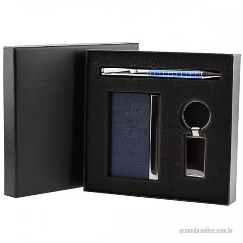 Kit executivo personalizado - Kit executivo composto por 3 peças: caneta, porta cartão e chaveiro em caixa de papelão preto com tampa e espuma parte interna.  Caneta metal esferográfica, porta cartão de metal com tampa texturizada e detalhe em metal prata brilhante, fechamento com ímã.  Chaveiro metal retangular de chapa lisa fumê na parte de cima e metal texturizado atrás.