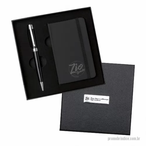 Kit executivo personalizado - Kit Executivo – KMC1 Kit executivo 2 peças em estojo de papelão com tampa e parte interna revestida de espuma. Contém: caneta metal preta com anel, detalhes em prata e escrita preta; caderneta emborrachada com aproximadamente 80 folhas amarelas com pauta. Acompanha placa metálica para gravação a laser.