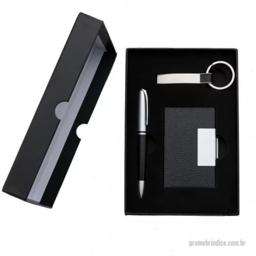 Kit executivo personalizado - Kit executivo 3 peças em estojo de papelão com tampa e parte interna revestida de espuma. Contém: chaveiro metal fosco com detalhe emborrachado preto, porta cartão de couro sintético(verso metálico liso) com placa de metal e caneta metal fosca com detalhe emborrachado preto. Acompanha placa metálica para gravação.