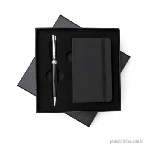 Kit executivo personalizado - rte interna revestida de espuma. Contém: caneta metal preta com anel, detalhes em prata e escrita preta; caderneta emborrachada com aproximadamente 80 folhas amarelas com pauta. Acompanha placa metálica para gravação.