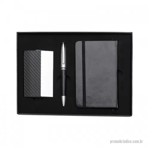 Kit executivo personalizado - Kit executivo 3 peças em estojo de papelão com tampa e parte interna revestida de espuma. Contém: porta cartão de couro sintético texturizado com detalhes prata brilhante, caneta metal fosca com detalhe emborrachado preto, caderneta em couro sintético com aproximadamente 80 folhas amarelas pautadas. Acompanha placa metálica para gravação.