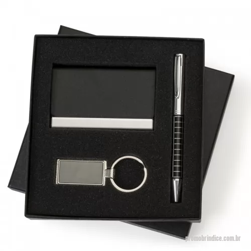 Kit executivo personalizado - Kit executivo com 3 peças em estojo preto de papelão revestido com espuma interna. Possui: caneta metal prata com detalhes coloridos e quadriculados, clip metal com anel superior na ponta e dois anéis centrais(aciona por giro); porta cartão em couro sintético texturizado com detalhes em metal(detalhes em metal externos espelhados e internos escovados e parte interna com veludo) fecha por imã; chaveiro metal retangular com chapa espelhada(fumê) e parte traseira texturizada.