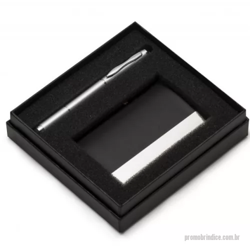 Kit executivo personalizado - Kit executivo com 2 peças em estojo preto de papelão revestido com espuma interna. Possui uma caneta metal esfero laser e lanterna, clip metal e ao lado desenhos indicativos referente as funções, contém dois anéis prata, sendo o primeiro ao desrosquear fica o compartimento das baterias(acompanha 3 baterias CNB G3A) e o segundo anel é uma tampa com ponta touch, basta puxá-la para utilizar a caneta esfero. Porta cartão em couro sintético com detalhes em metal espelhado, parte interna revestida com veludo.