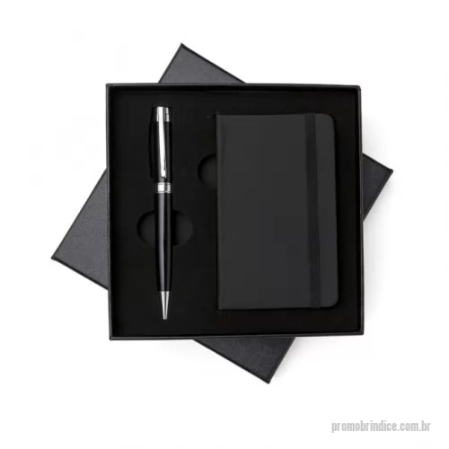 Kit executivo personalizado - Kit executivo de 2 peças em estojo de papelão revestido internamente com espuma. Inclui uma caneta de metal preta com detalhes em prata e escrita preta, e uma caderneta emborrachada com aproximadamente 80 folhas amarelas pautadas. Acompanha placa met