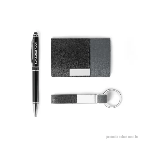 Kit executivo personalizado - Kit Porta Cartões Personalizado . Apresentamos o nosso Kit de porta cartões, chaveiro e esferográfica, um conjunto de brindes corporativos elegantes e funcionais. Este kit é composto por itens de alta qualidade em couro sintético, metal e alumínio, incluindo uma esferográfica com ponteira touch, ideal para dispositivos com tela sensível ao toque. Fornecido em uma caixa almofadada, é o brinde perfeito para empresa que deseja impressionar. As dimensões são: Porta cartões: 97 x 65 x 11 mm, Chaveiro: 15 x 92 x 8 mm, Esferográfica: ø11 x 135 mm e Caixa: 174 x 163 x 34 mm. Escolha este kit como seus brindes para empresa e destaque a sua marca com sofisticação e praticidade