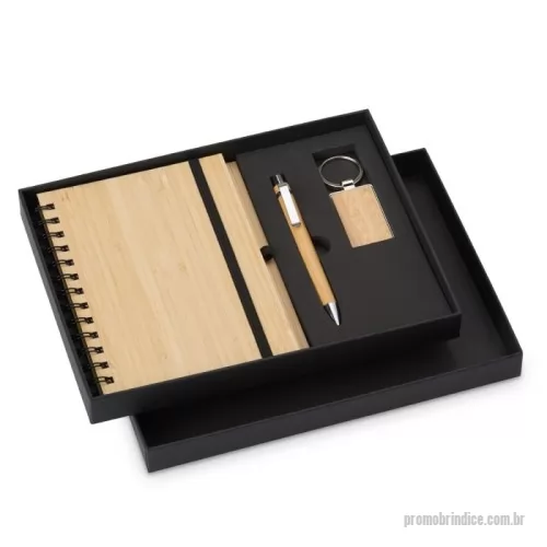 Kit executivo personalizado - Kit executivo ecológico 3 peças em estojo de papelão. Contém: chaveiro de bambu com detalhe em metal, caderneta em bambu, capa dura, com aproximadamente 65 folhas brancas pautadas, caneta de bambu com clipe metálico, elástico para lacre e suporte para caneta em nylon.