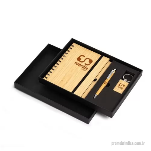 Kit executivo personalizado - Kit executivo ecológico 3 peças em estojo de papelão. Contém: chaveiro de bambu com detalhe em metal, caderneta em bambu, capa dura, com aproximadamente 65 folhas brancas pautadas, caneta de bambu com clipe metálico, elástico para lacre e suporte para caneta em nylon.