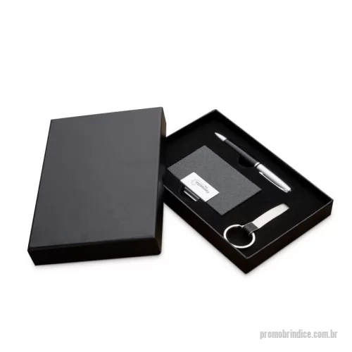 Kit executivo personalizado - Kit executivo 3 peças em estojo de papelão com tampa e parte interna revestida de espuma. Contém: chaveiro metal fosco com detalhe emborrachado preto, porta cartão de couro sintético(verso metálico liso) com placa de metal e caneta metal fosca com detalhe emborrachado preto.