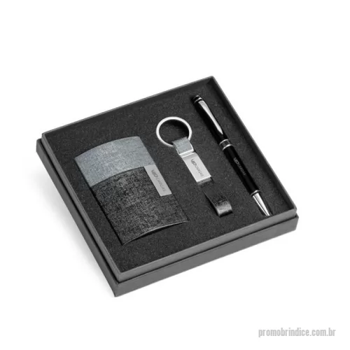 Kit executivo personalizado - Kit executivo com porta cartões, chaveiro e esferográfica em c. sintético, metal e alumínio. Esferográfica com ponteira touch. Fornecido em caixa almofadada. 