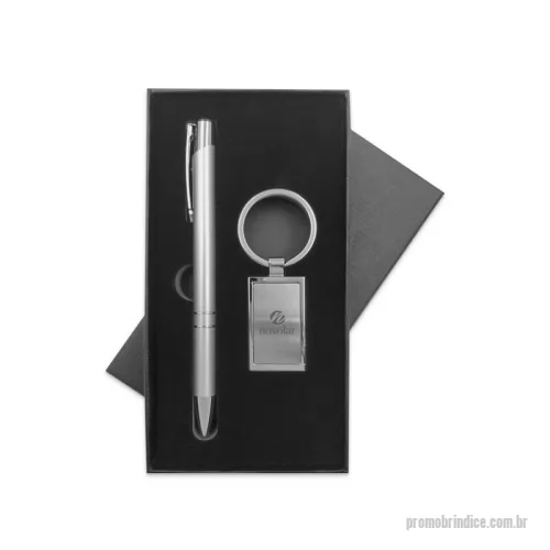 Kit executivo personalizado - Kit caneta e chaveiro, caneta corpo em metal com detalhes cromados e acionamento por clique, chaveiro em metal com acabamentos cromados, caixa em papelão com acabamento texturizado com interior aveludado.
