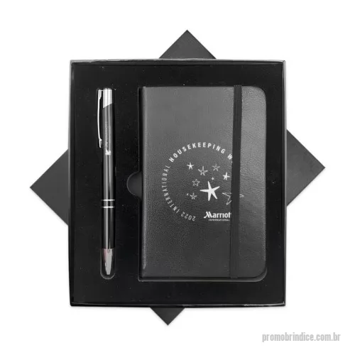 Kit executivo personalizado - Bloco de anotações capa dura em couro sintético, com elástico para fechamento, 80 folhas amarelas com pauta, marca página de cetim da cor do bloco, caneta cilíndrica em metal com detalhes cromado e acionamento por clique e carga na cor azul.