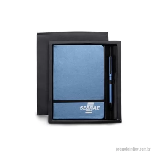 Kit executivo personalizado - Kit executivo com caderneta tipo moleskine e caneta touch em estojo de papelão. Caderneta em couro sintético com elástico horizontal em nylon, possui aproximadamente 80 folhas amareladas sem pauta e marcador de página em cetim. Acompanha caneta metálica com borracha touch e detalhes em preto, aciona por giro. 