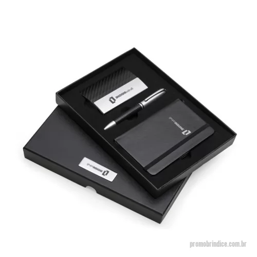 Kit executivo personalizado - Kit executivo 3 peças em estojo de papelão com tampa e parte interna revestida de espuma. Contém: porta cartão de couro sintético texturizado com detalhes prata brilhante, caneta metal fosca com detalhe emborrachado preto, caderneta tipo moleskine em couro sintético com aproximadamente 80 folhas amarelas pautadas.