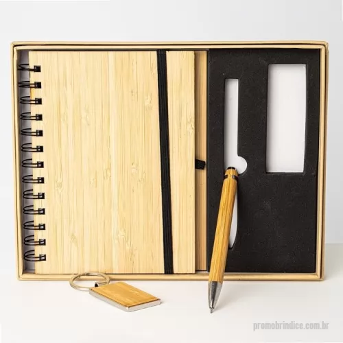 Kit executivo personalizado - Kit composto por 3 peças: sendo uma caderneta de bambu com capa dura, contendo aproximadamente 70 folhas brancas pautadas, uma caneta de bambu com clipe metálico e um chaveiro de bambu com detalhe em metal. Item perfeito para quem busca elegância, sustentabilidade e o toque natural que só o bambu proporciona.  Cores disponíveis: Bege