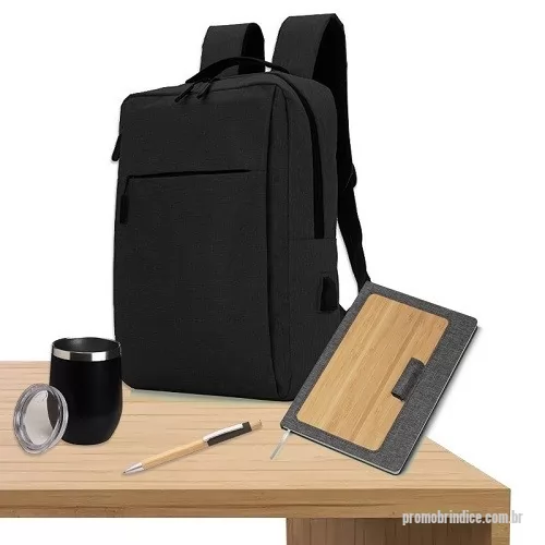 Kit executivo personalizado - Kit Onboarding 4 Peças Contém: 1 Mochila Para Notebook 15.6 Polegadas, Parte externa: 2 Bolsos frontais com ziper; 1 Bolso lateral; Alça de mão e ombro acolchoadas; Conector USB externo na lateral. Parte interna: Compartimento acolchoado p/ notebook de 39x27cm; 2 Porta Objetos; 2 Porta Canetas. (MC145) 1 Copo 350ml Térmico quente e frio com tampa , formato oval, vedada a vácuo feito de aço Inoxidável. Peso do Pacote: 0.2kg. (CPO087) 1 Bloco de Anotações Caderno de anotações com suporte para caneta, capa dura em material reciclável e bambu, miolo com 80 folhas pautadas na cor bege. NÃO ACOMPANHA CANETA.21,3 (BLC228) 1 Caneta ecológica. Caneta esferográfica em alumínio reciclável com escrita em azul. Refil parker e acionador e corpo em bambu. (CMT268)