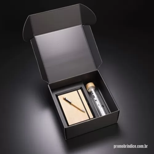 Kit executivo personalizado - Kit VIP Executivo apresentado em uma sofisticada caixa de presente, ideal para momentos especiais e ações corporativas. O kit inclui um caderno de anotações A5 com capa em bambu, proporcionando um design elegante e sustentável. Acompanha uma caneta esferográfica em alumínio e bambu, combinando leveza e durabilidade, além de uma garrafa de vidro com tampa em bambu, com capacidade de 500ml, perfeita para manter a hidratação com estilo. Um brinde exclusivo e refinado da Youdu Brindes.