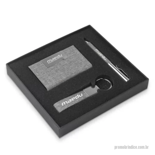 Kit executivo personalizado - Kit Escritório, contendo: 1 Chaveiro em metal com detalhe em RPET reciclável;1 Caneta Metálica com detalhe em RPET reciclável; 1 Porta Cartão em detalhe em RPET reciclável.