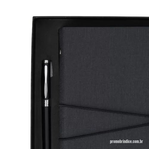 Kit executivo personalizado - Anote tudo e organize os cartões com o nosso Kit Executivo! Ele vem com uma caneta metálica super sofisticada de 1.0mm na cor preta e um caderno fichário de aproximadamente 96 folhas removíveis, ou seja, dá para trocar, reorganizar e deixar tudo do seu jeito! Os seis anéis garantem praticidade, e a capa dura em couro sintético traz aquele toque elegante durante os registros e planejamentos. E tem mais! São quatro espaços para cartões, sendo um com visor transparente, espaço para guardar anotações, suporte para caneta e fechamento em elástico para manter tudo seguro.  Para um toque exclusivo, ainda acompanha uma plaquinha para personalização e embalagem.   Altura :  26,4 cm