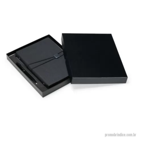 Kit executivo personalizado - Kit Executivo 2 Peças Personalizado: Sofisticação e Organização para o Profissional Moderno Apresentamos o Kit Executivo 2 Peças Personalizado, a combinação perfeita de elegância, funcionalidade e personalização. Ideal para o uso diário, reuniões, viagens ou como um brinde especial, este kit oferece tudo o que você precisa para registrar suas ideias, organizar seus cartões e planejar suas atividades com estilo e praticidade.  Características Caderno fichário com folhas removíveis: Aproximadamente 96 folhas para anotações e planejamento, com 6 anéis para facilitar a organização e personalização do conteúdo. Capa dura em couro sintético: Toque elegante e profissional, ideal para uso pessoal ou corporativo. Caneta metálica sofisticada: Carga esferográfica preta 1.0mm, para uma escrita suave e precisa. Organização completa: 4 espaços para cartões, sendo um com visor transparente, espaço para anotações, suporte para caneta e fechamento em elástico para manter tudo seguro. Plaquinha metálica