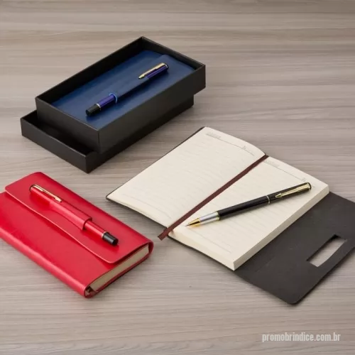 Kit executivo personalizado - Descrição: Para quem busca registrar anotações de forma prática e acessível, nosso Kit para Anotações com Caneta é a escolha perfeita. Com aproximadamente 112 folhas amarelas pautadas e feito em couro sintético, o kit vem acompanhado de uma caneta metálica com carga esferográfica azul e um porta-caneta que também serve como fecho para o kit. Além disso, conta com um compartimento na parte de trás para cartões ou documentos. Prático e funcional na hora de organizar seus planejamentos!  Altura :  17,8 cm  Largura :  10 cm  Espessura :  1,8 cm  Medidas aproximadas para gravação (CxL):  Caixa: 8 cm x 16 cm/ Caneta: 4 cm x 0,3 cm/ Caderneta: 2 cm x 15 cm  Tamanho total aproximado  (CxL):  Caneta: 13,4 cm x 1,3 cm  Peso aproximado (g):  276